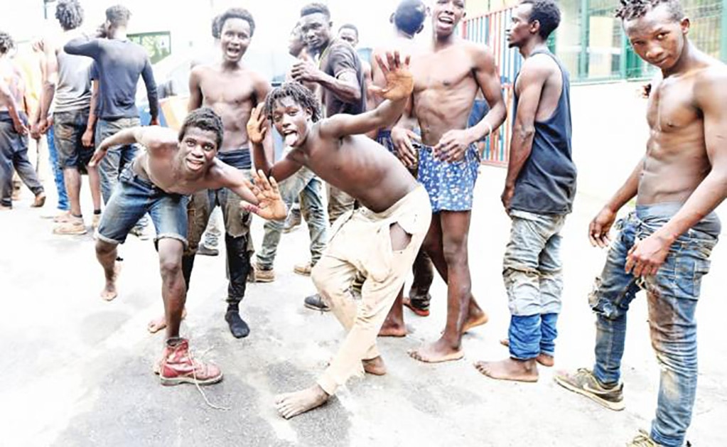 Migrantes africanos celebran tras lograr atravesar, ayer, la valla fronteriza en la ciudad española de Ceuta y llegar a un albergue temporal. (FABIAN BIMMER. REUTERS)