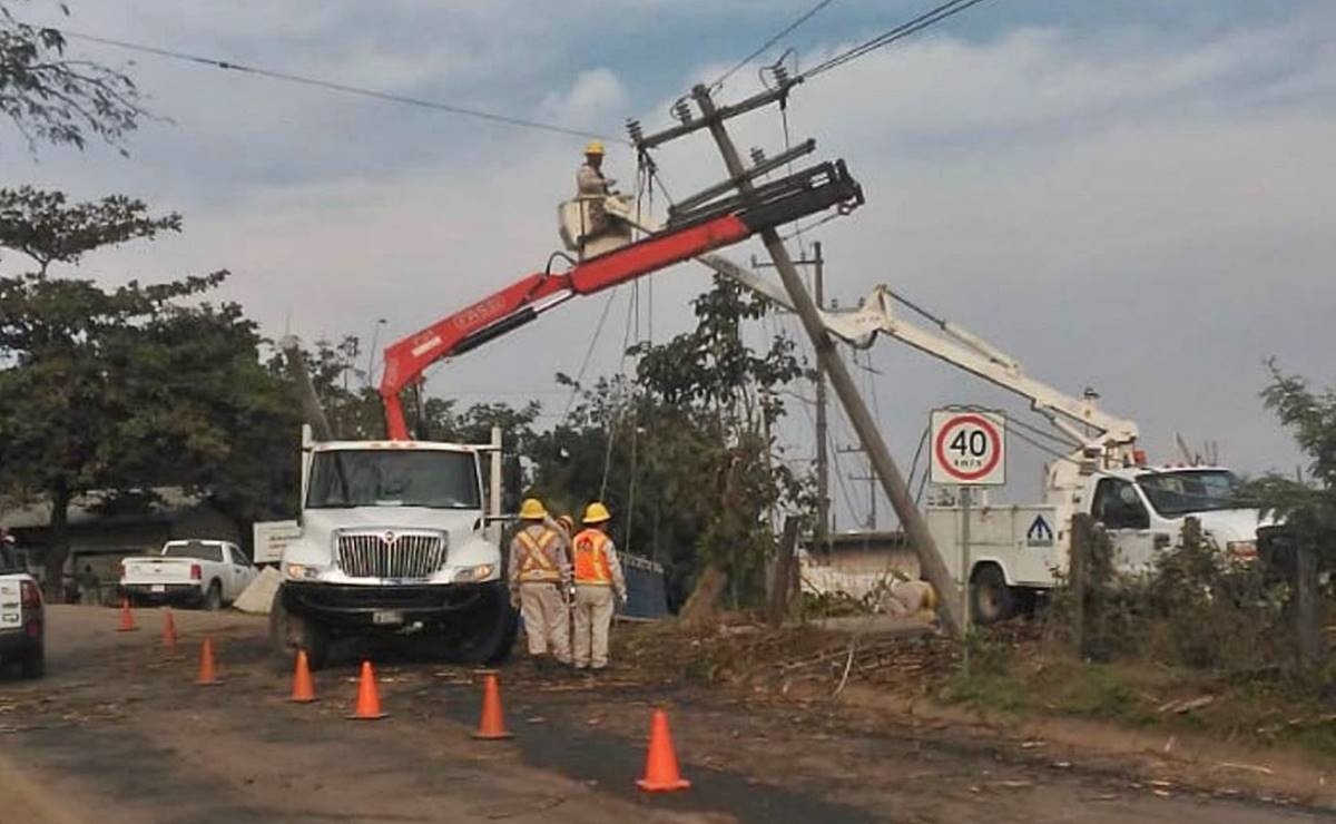 CFE restablece energía de más de 7 mil usuarios en SLP tras afectaciones por mal clima