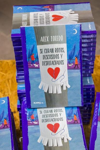 Alex Toledo presentó su libro “Se curan rotos, descosidos y deshilachados”