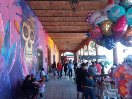Arte y color convierten fachada del panteón El Saucito en una "ofrenda mural"