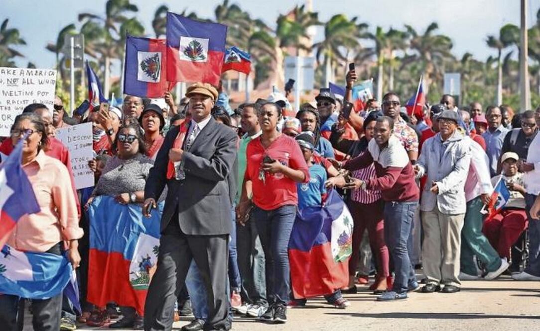 Centenares de haitianos se congregaron ayer cerca de Mar-a-Lago, la propiedad del presidente Donald Trump en el sur de Florida, para exigirle que se disculpe por sus comentarios despectivos (JOE RAEDLE. AFP)