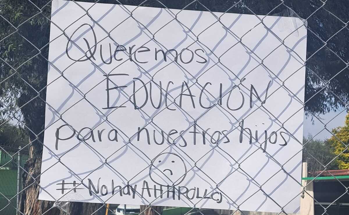 Padres de familia cierran escuela primaria en Cerritos por falta de maestros