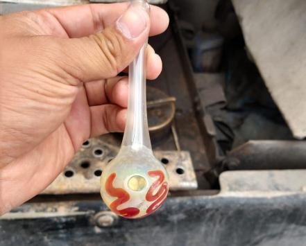 Detienen a conductor por portar droga 