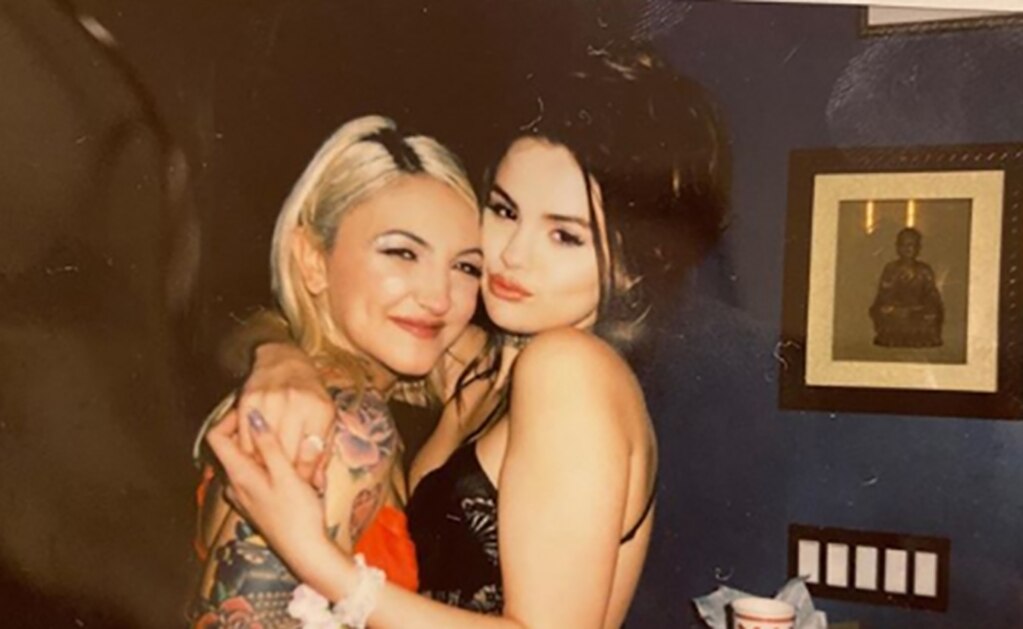 Selena Gomez y Julia Michaels sorprenden con beso en la boca