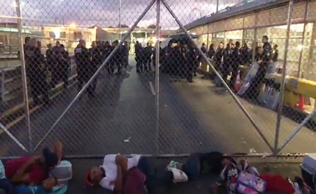 Migrantes cierran puente internacional de Matamoros, Tamaulipas