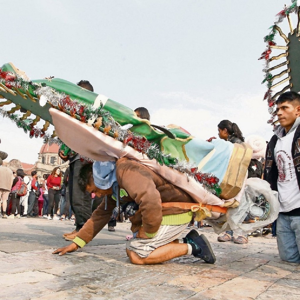 Los fieles entran a La Villa cargando imágenes de la Virgen, otros cumplen “manda s” y llegan de rodillas. (MARIO GUZMÁN. EFE)