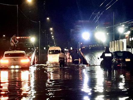 Dos familias quedan varadas dentro de sus vehículos en inmediaciones de carretera 57