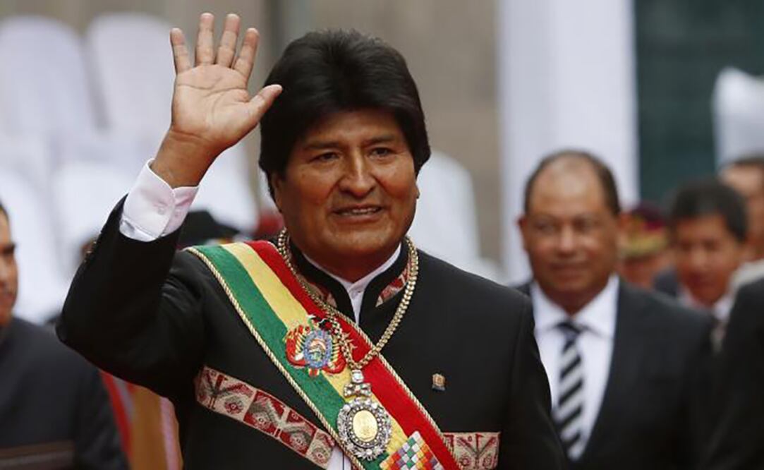 El mandatario de Bolivia, Evo Morales con la banda y la medalla presidencial (Foto: AP)