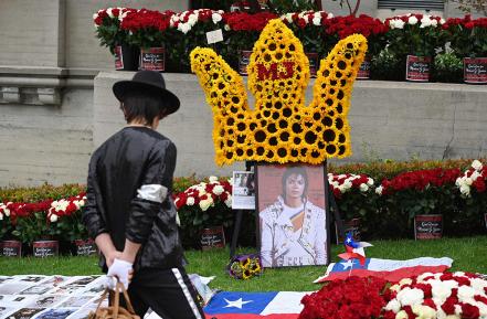 Fans honran a Michael Jackson a 10 años de su muerte