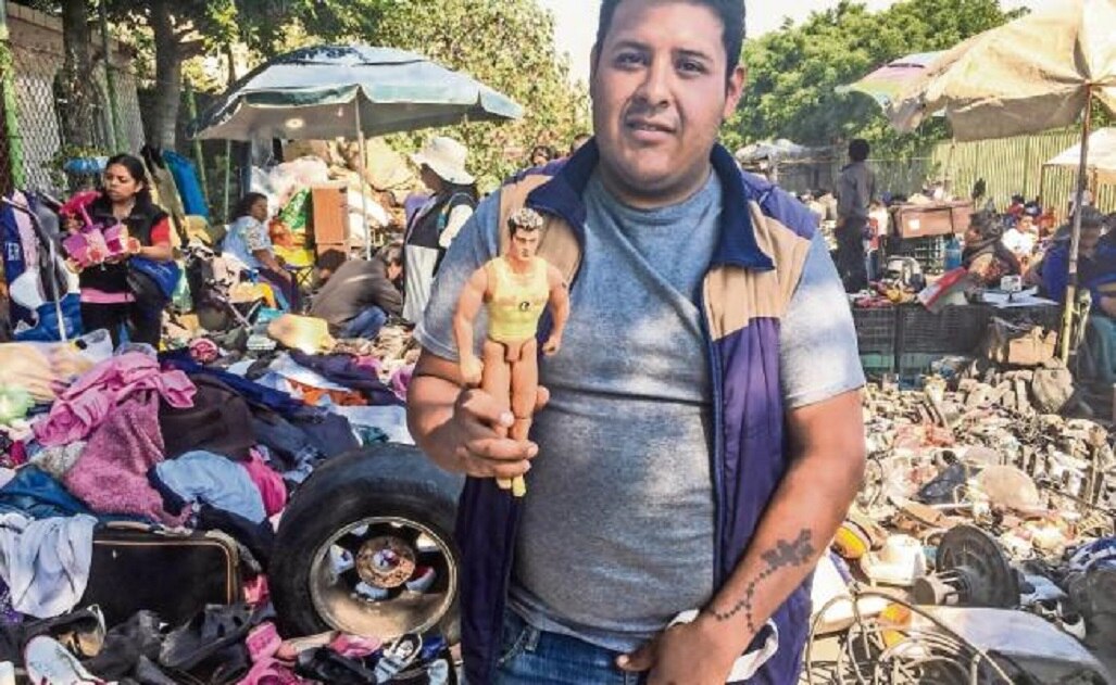 Para padres de familia como Ismael, ir a un mercado a comprar un muñeco usado es la única posibilidad que no afecta sus bolsillos