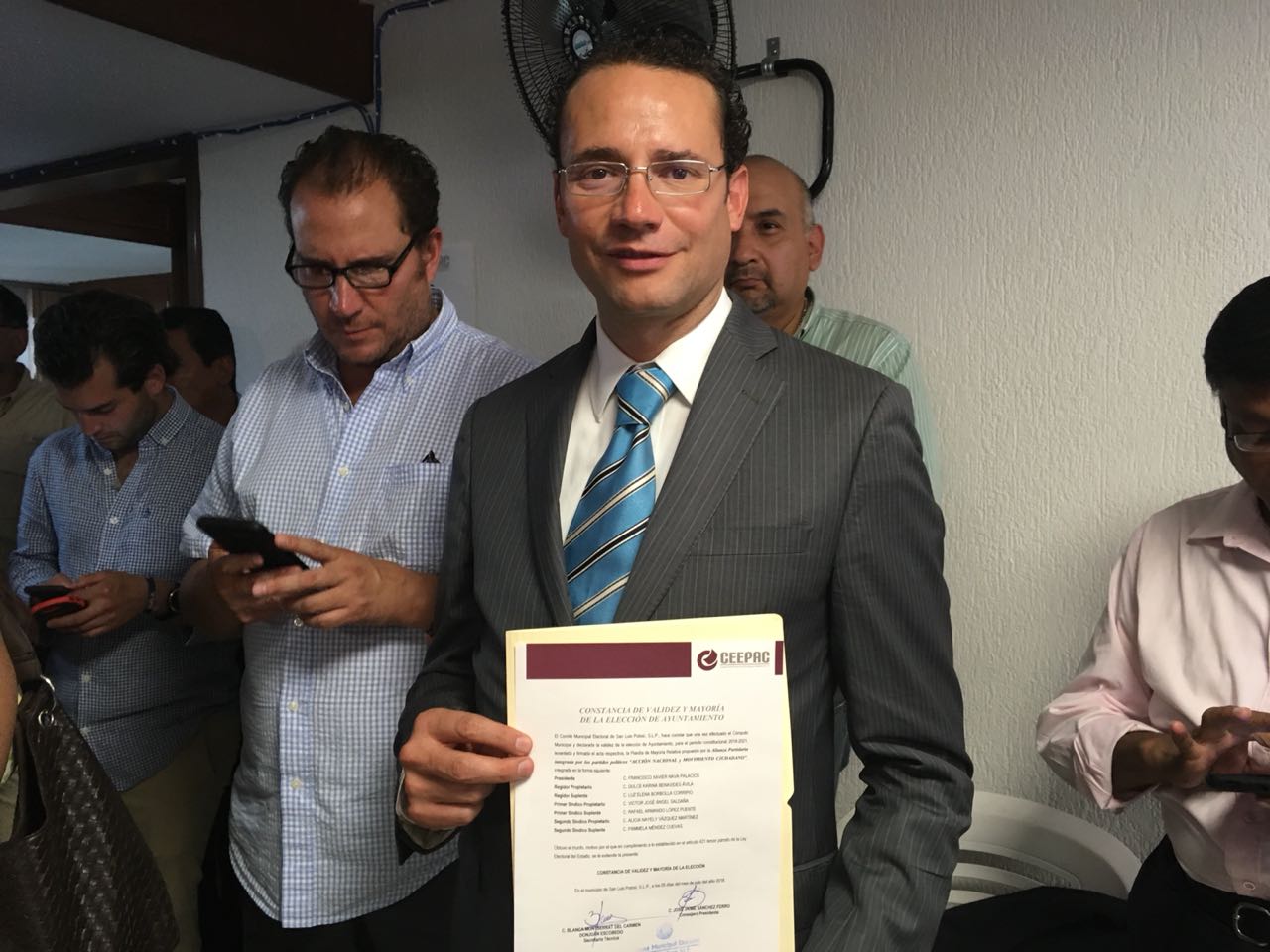 Recibe Xavier Nava constancia de mayoría