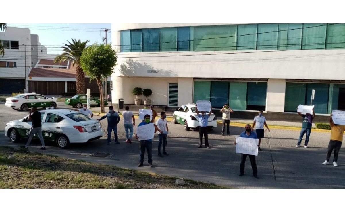 Taxistas bloquean avenidas de capital potosina