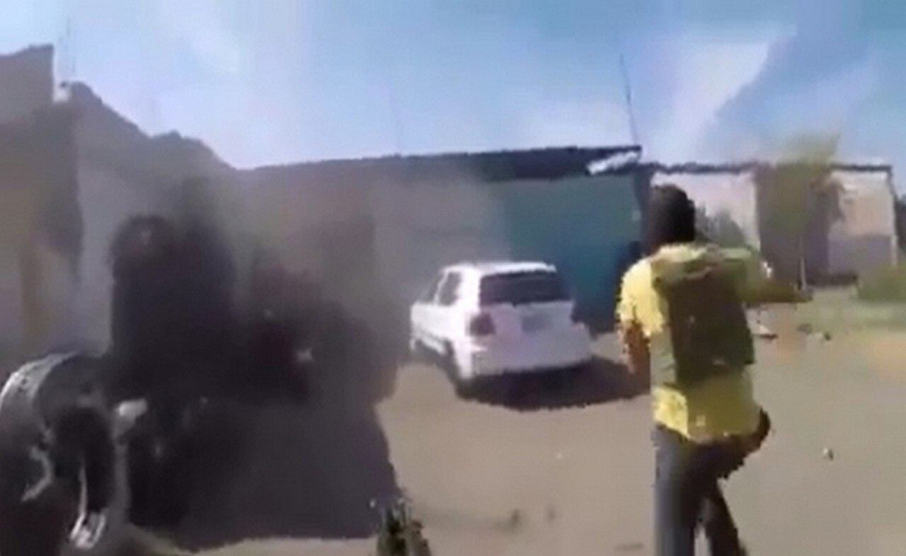 Los pistoleros, encapuchados y con chalecos antibalas, descienden de las unidades y corren hacia el establecimiento. Foto: Tomada de video