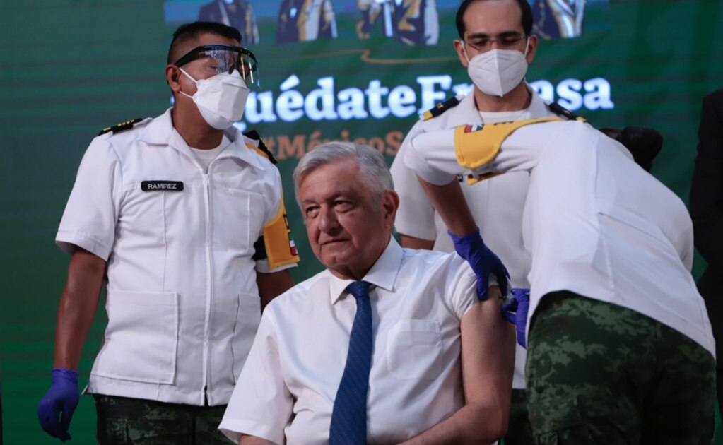 AMLO se vacuna contra Covid-19; le aplican la AstraZeneca