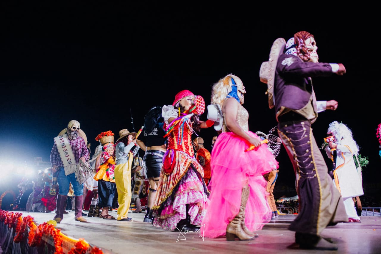 La danza de los Huehues no puede faltar en el Xantolo. Foto: Cortesía Xermen Jonguitud