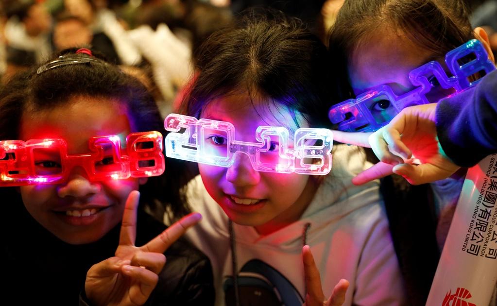 Asia recibe el 2018 entre cantos, besos y fuegos artificiales