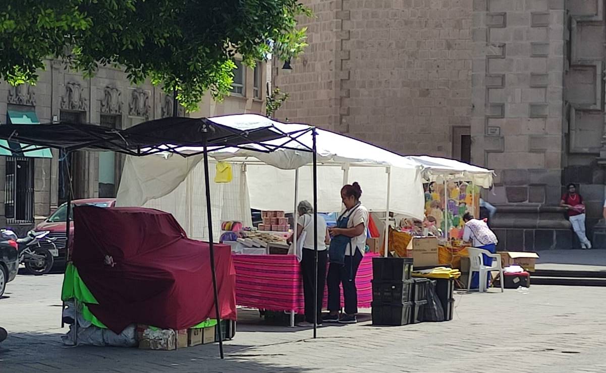 Antojitos, dulces, postres... vendedores ambulantes llegan a plaza del Carmen por celebraciones a la Virgen