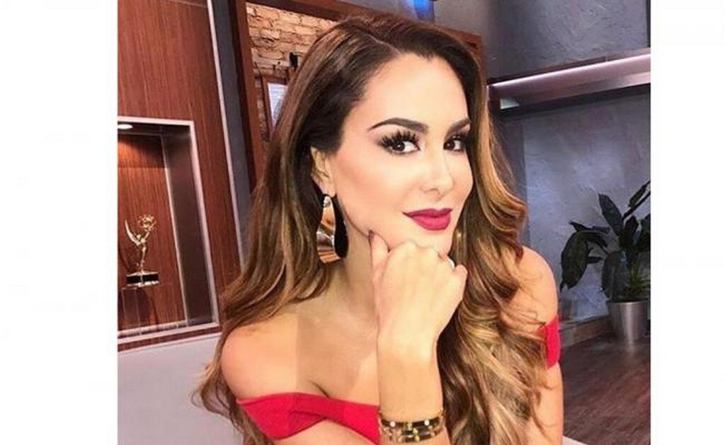 Ninel Conde disfruta Navidad en la playa