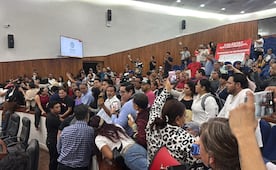 Entre gritos y empujones, inconformes ingresan al Congreso de SLP para protestar contra la llamada “Ley Serrano”