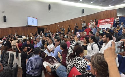 Entre gritos y empujones, inconformes ingresan al Congreso de SLP para protestar contra la llamada “Ley Serrano”