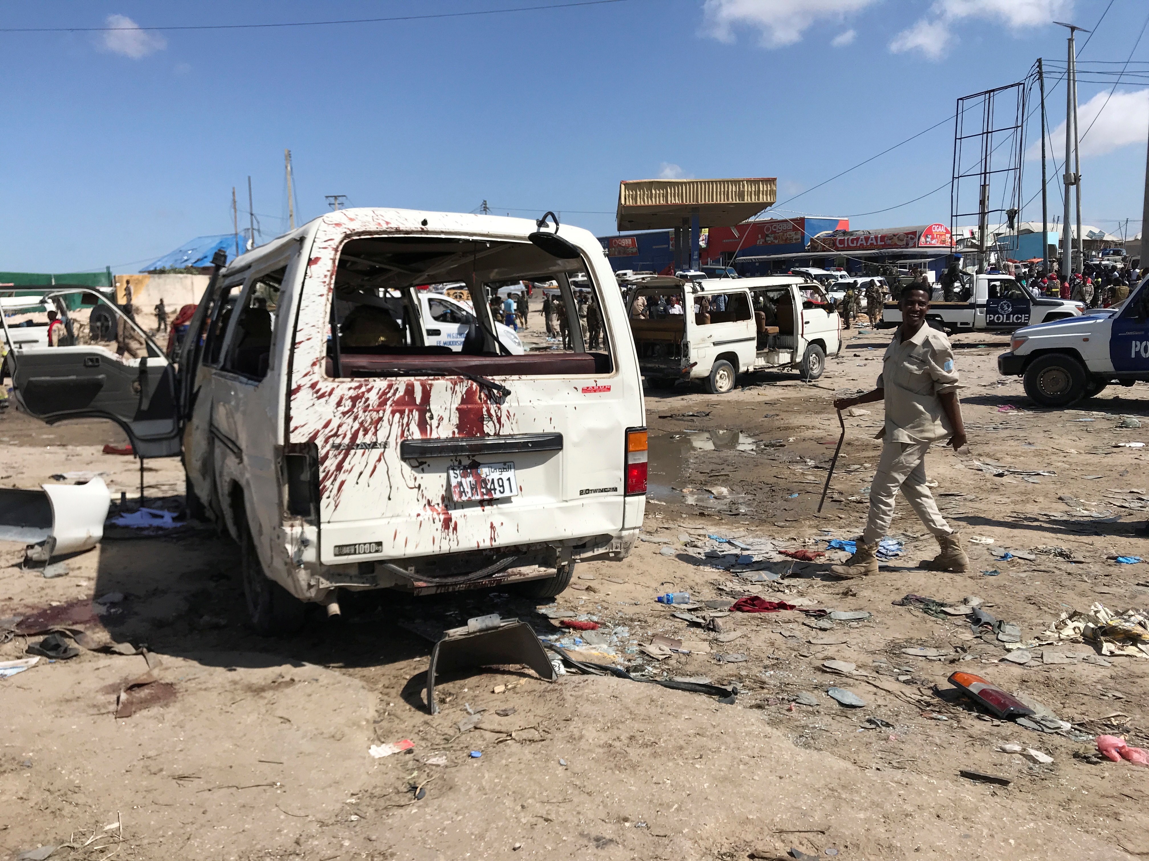 Explosión de coche bomba en Somalia deja al menos 76 muertos y 70 heridos