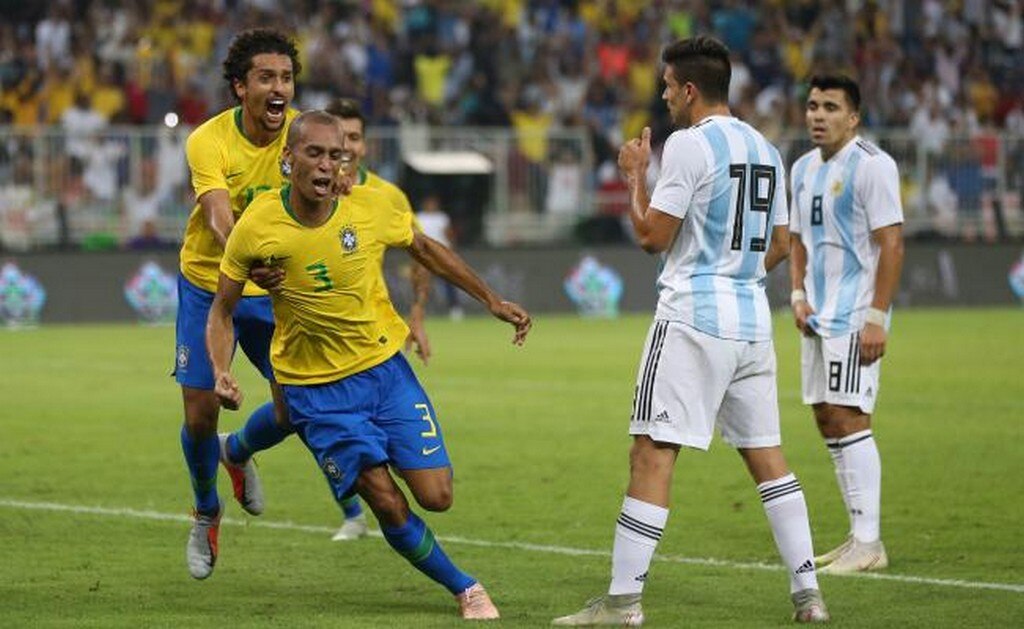 Brasil derrota sobre la hora a Argentina