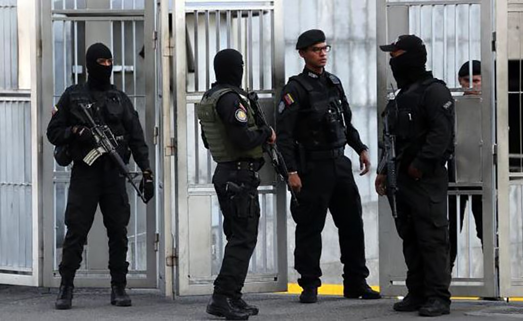 Agentes de policía prestan guardia en la sede del edificio del Servicio de Inteligencia donde, según la Fiscalía venezolana, el concejal Fernando Albán Salazar se suicidó. Foto: EFE