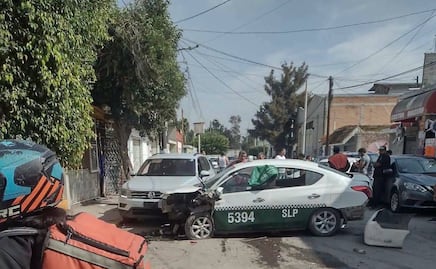Aparatoso accidente en Soledad; Taxi en sentido contrario y a toda velocidad impacta contra otro vehículo
