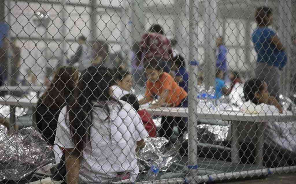 Más de mil personas estaban dentro de la instalación enorme y penumbrosa, dividida en sectores para adultos, niños sin acompañantes, y madres y padres con sus hijos (Foto: AFP)