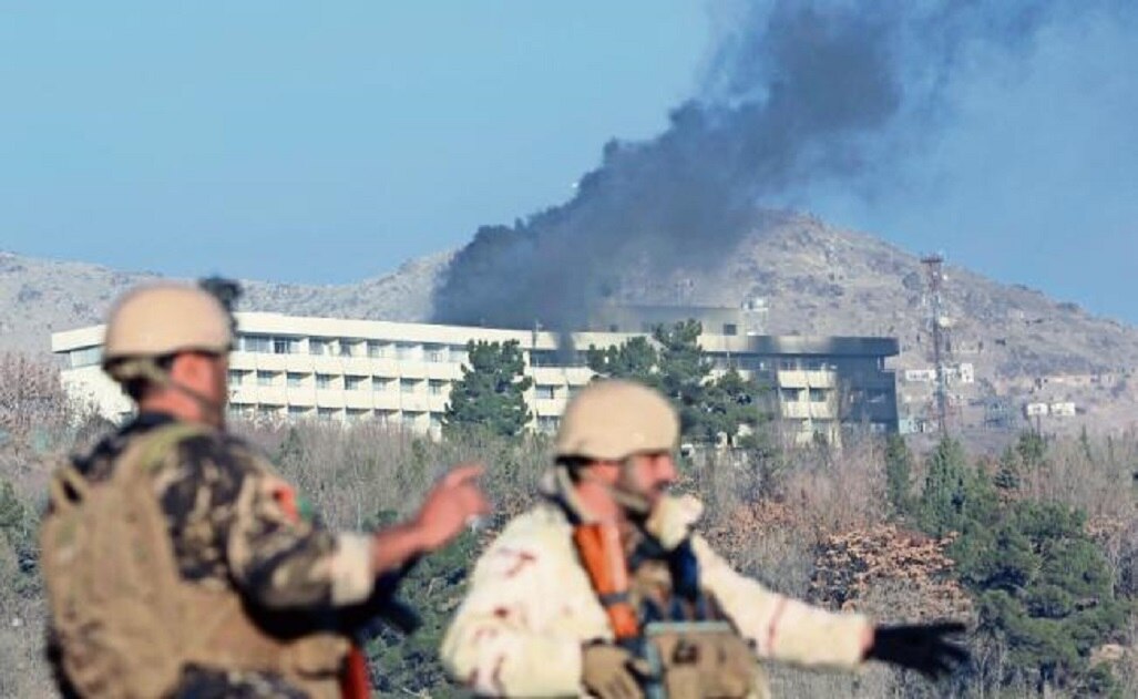 En alerta. Soldados se mantenían ayer en alerta máxima tras el ataque al hotel Intercontinental en Kabul, que concluyó con 18 muertos. (RAHMAT GUL. AP)