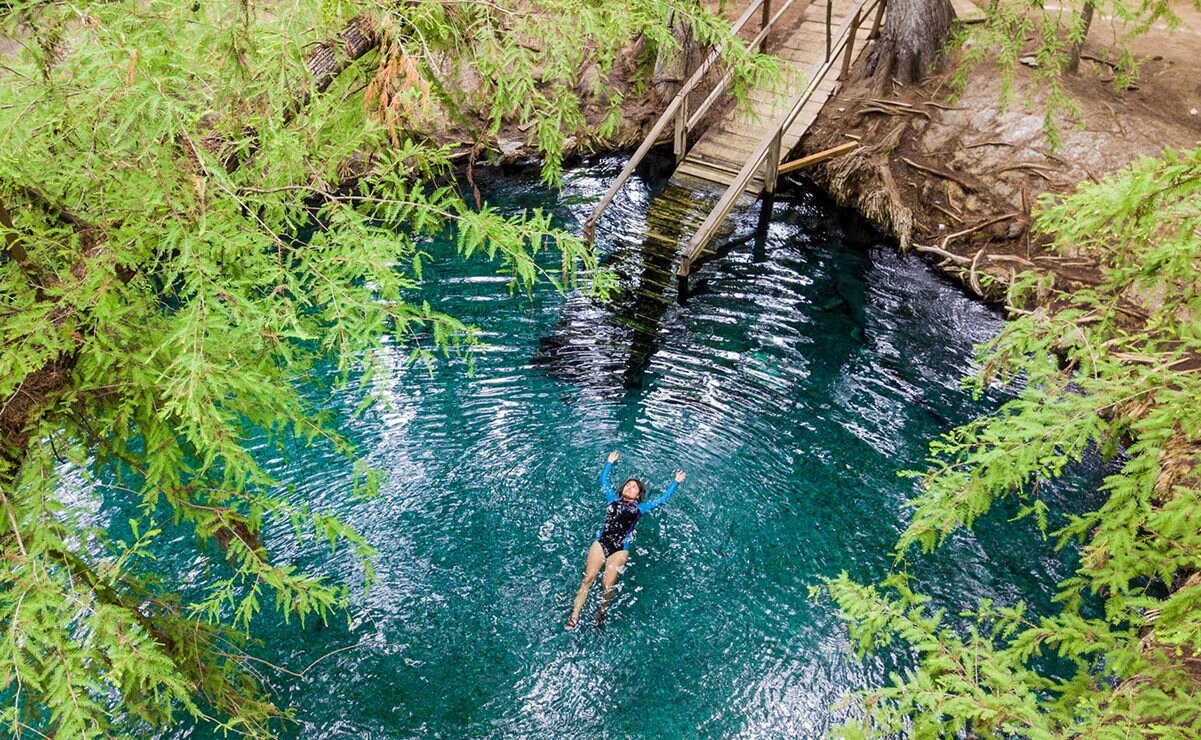 Laguna de la Media Luna, en su fondo puedes ver y sentir donde nace el agua