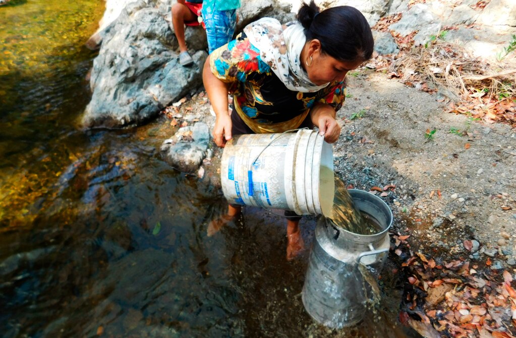 Ofrecen agua con arsénico a inconformes con La Maroma
