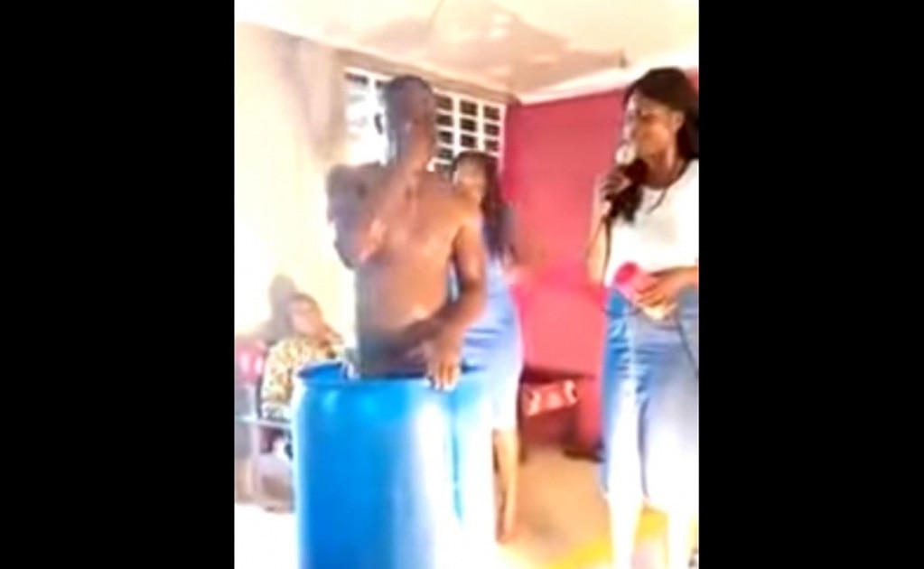 Pastor de Ghana da de beber a sus seguidores el agua donde se bañó