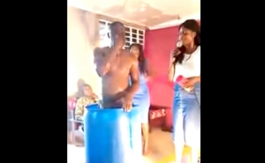 Pastor se sumerge en tambo de agua, luego la da de beber a sus seguidores(Foto: Captura de pantalla)