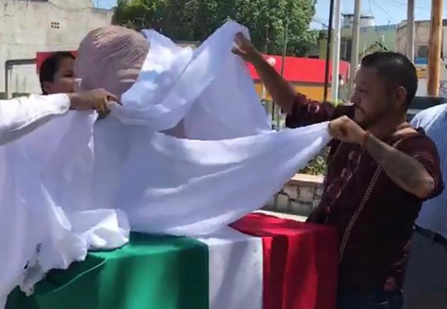 Develan busto de AMLO en Ciudad Valles