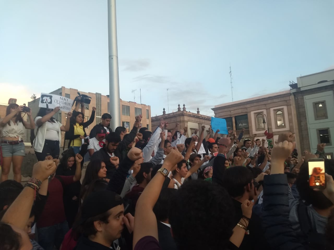 Estudiantes conmemoran movimiento del 68 con marcha