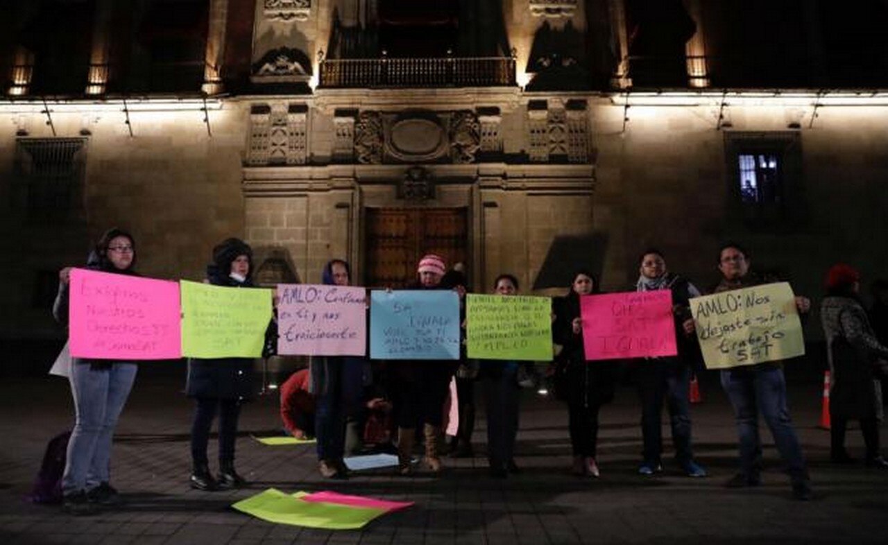 Esta mañana un grupo de despedidos protestó en la sede del Palacio Nacional en la Ciudad de México contra la medida aplicada en el SAT. FOTO: IVAN STEPHENS | EL UNIVERSAL