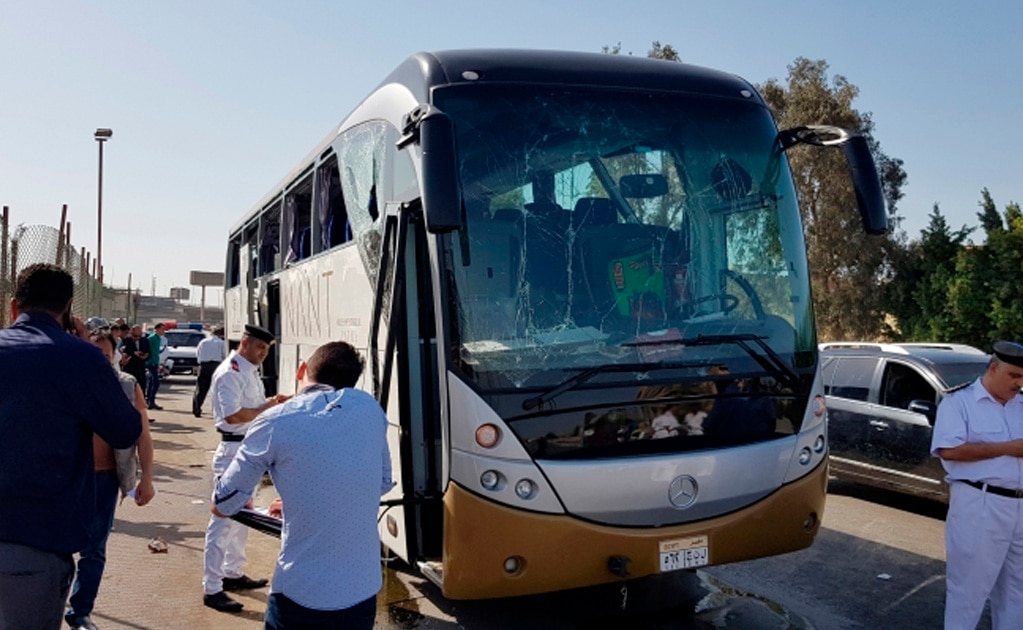 Estalla bomba al paso de un autobús turístico en Egipto; hay 16 heridos