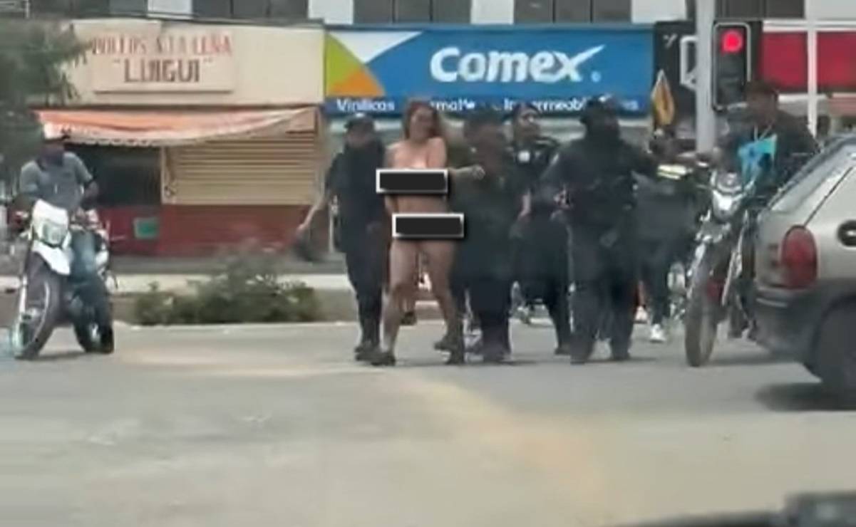 Investigan a policías en Oaxaca que exhibieron por las calles a una mujer desnuda, detenida por presunto robo