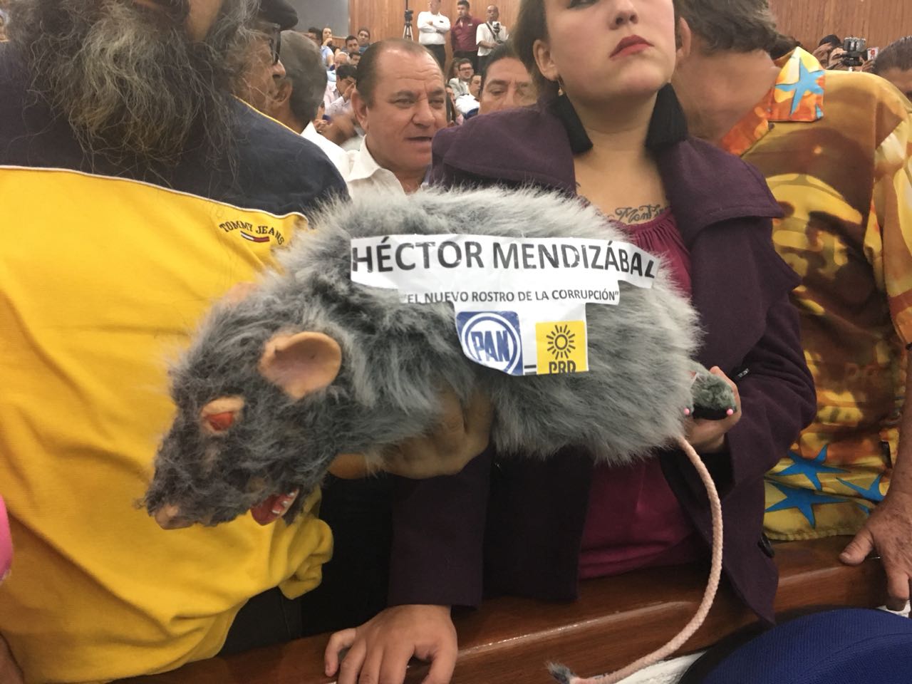 Entre ratas y ataúdes despiden a diputados del Congreso