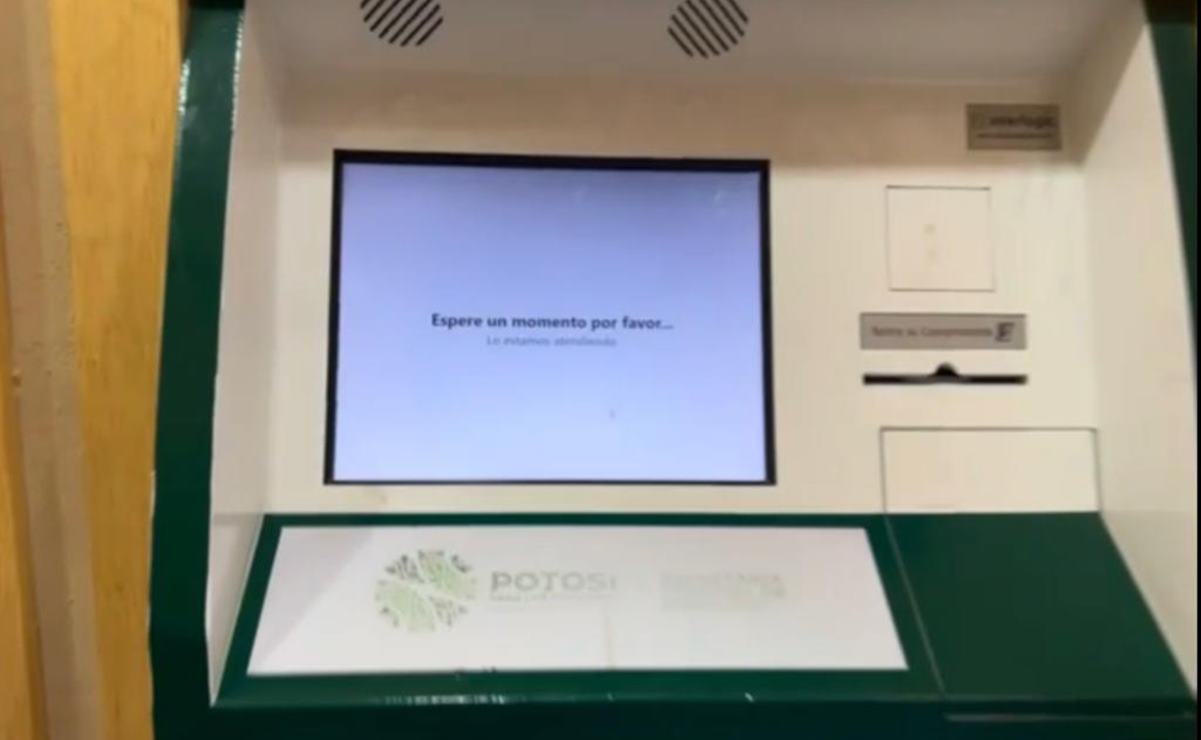 Usuarios reportan fallas en máquinas que expiden actas de nacimiento en SLP. Foto: Cecilia Lara