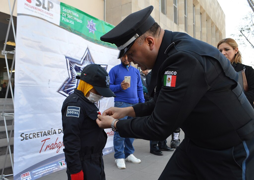 Menor cumple sueño de ser policía