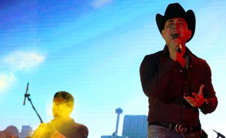 El Bebeto cautivó con su música en el Teatro del Pueblo