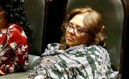 Diputada de Morena se envuelve en su chal y se queda dormida en debate educativo