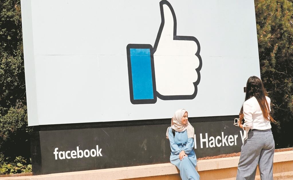 Podrían bajar switch de Facebook y Google; piden un año de gracia