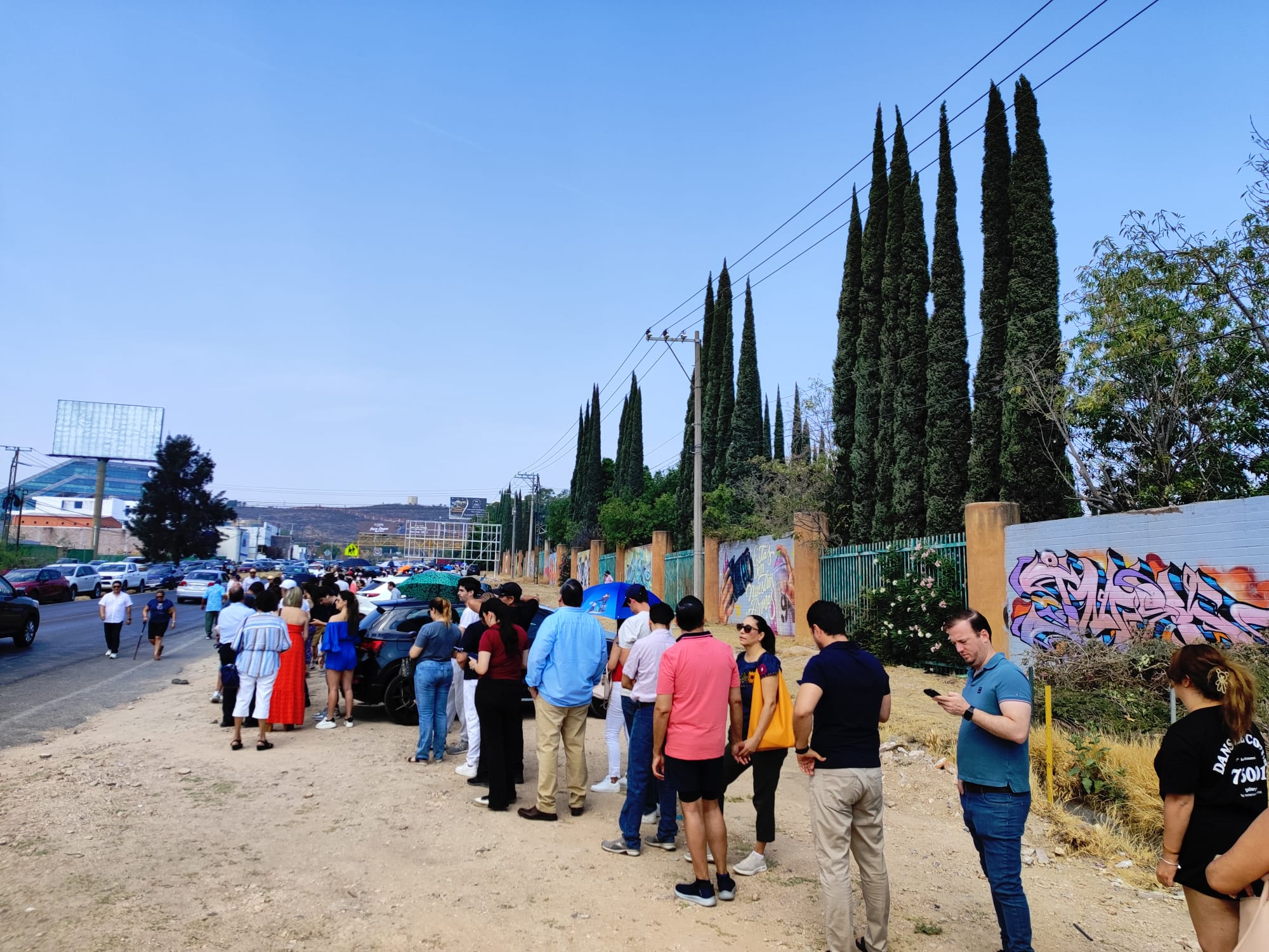 Largas filas en casillas de SLP por los retrasos de apertura