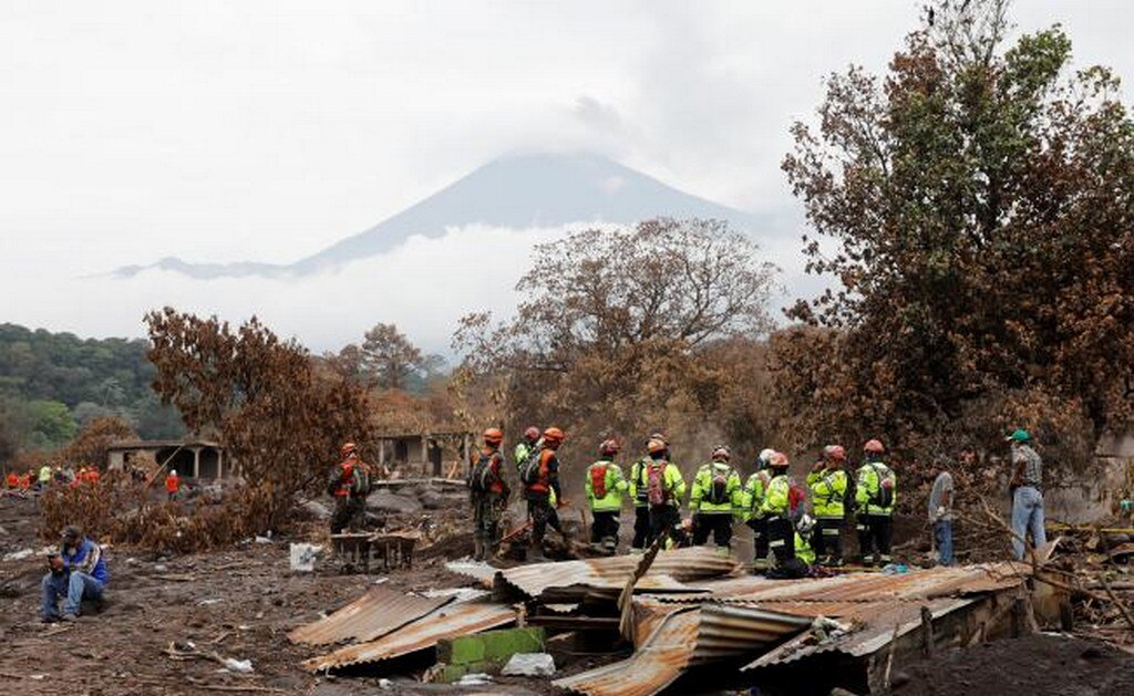  Volcán de Fuego de Guatemala sigue con explosiones y constantes avalanchas