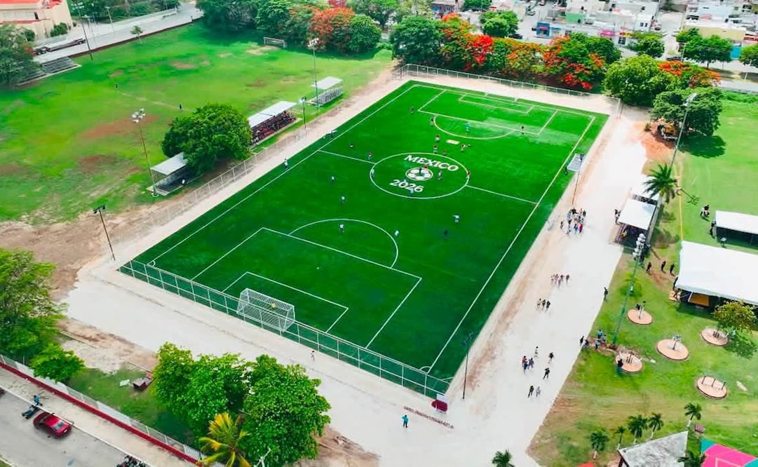 De las dos canchas de futbol ya concluidas en SLP aún no se puede tomar posesión. Foto: Especial