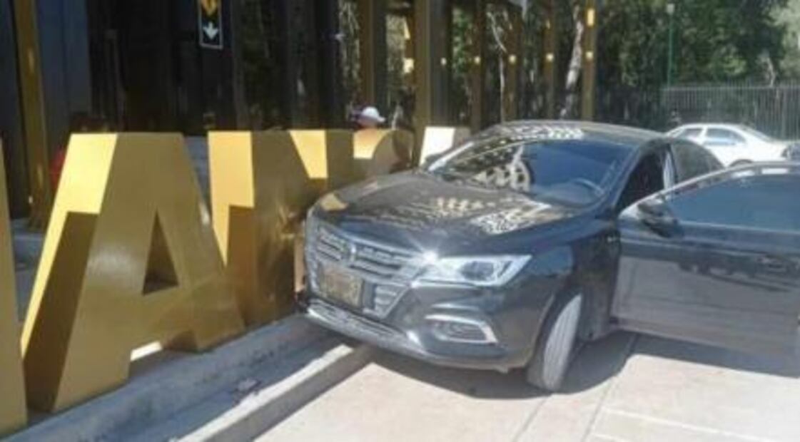 Conductor se estrella contra las letras monumentales del Tangamanga 