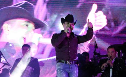 El Bebeto cautivó con su música en el Teatro del Pueblo